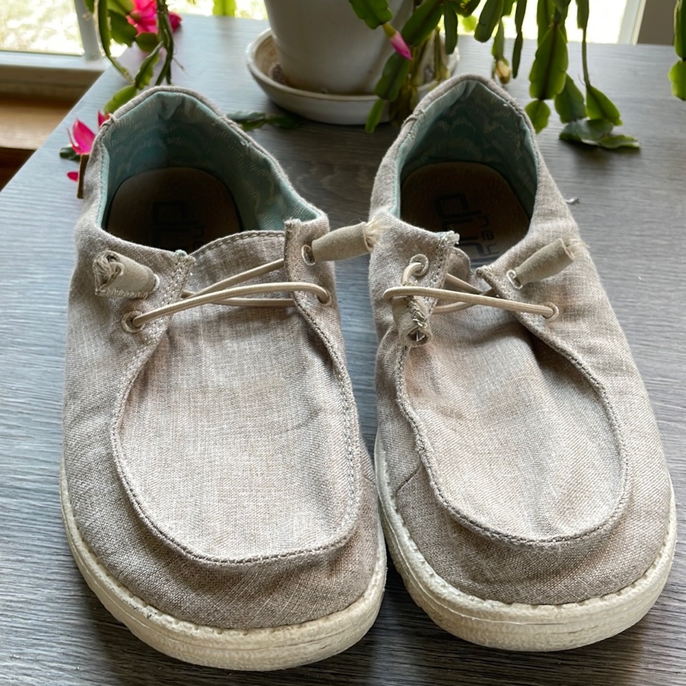 Hey dudes size 8